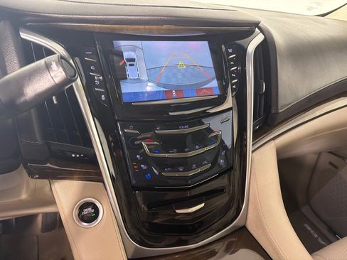Used 2019 Cadillac Escalade Luxury AWD/4WD image 19
