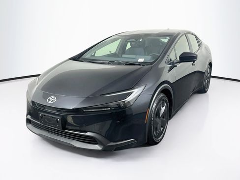Used 2025 Toyota Prius LE FWD image 3