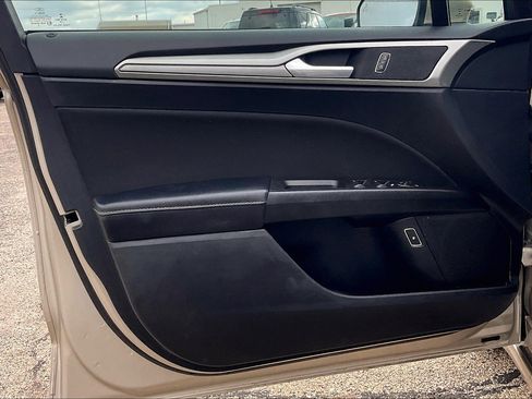 Used 2019 Ford Fusion SE image 25