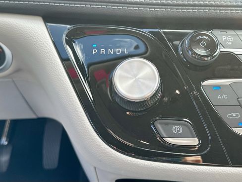 Used 2023 Chrysler Pacifica Touring-L image 16