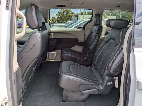 Used 2023 Chrysler Pacifica Touring-L FWD image 17