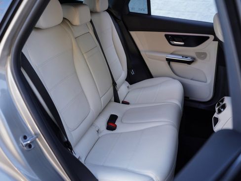 Used 2023 Mercedes-Benz GLC 300 4MATIC image 21