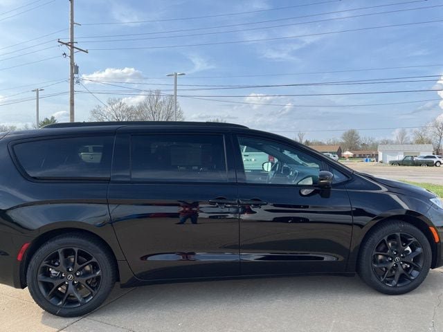 New 2026 Chrysler Pacifica Select w/ S Appearance Package FWD image 4