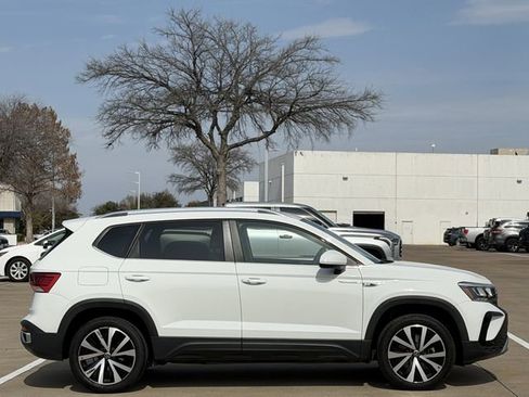 Used 2024 Volkswagen Taos SE image 3