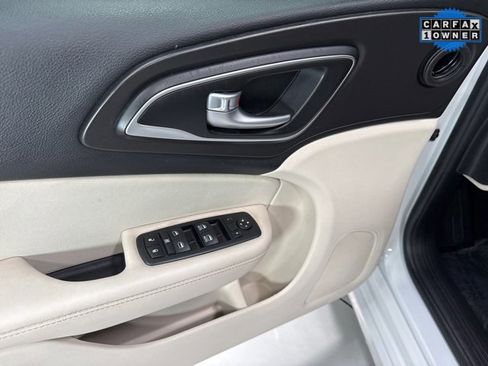Used 2016 Chrysler 200 Limited image 7