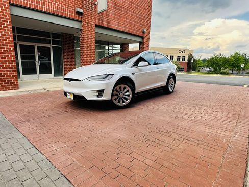 Used 2018 Tesla Model X 100D AWD/4WD image 3
