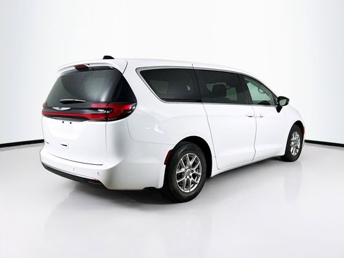 Used 2024 Chrysler Pacifica Touring-L image 32