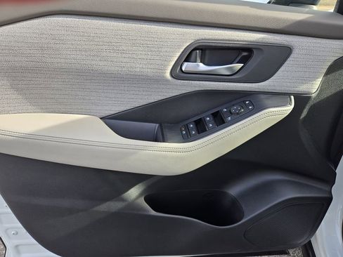 Used 2023 Nissan Rogue SV image 17