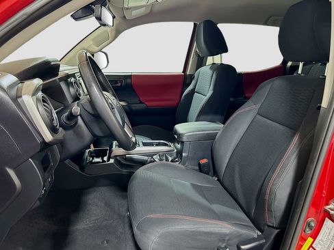 Used 2018 Toyota Tacoma SR5 RWD image 17