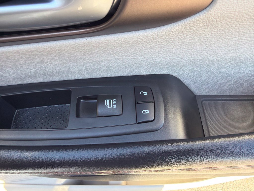 Used 2017 Chrysler Pacifica Touring-L FWD image 15