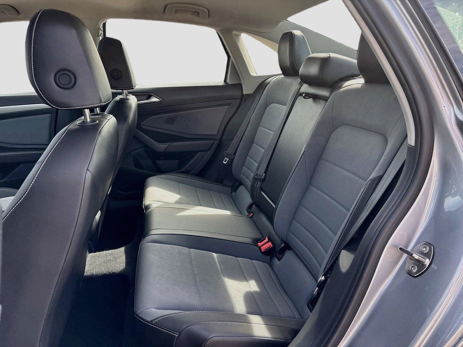 Used 2025 Volkswagen Jetta SE FWD image 11