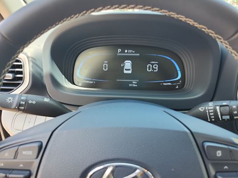 Certified 2024 Hyundai Venue Limited FWD image 11