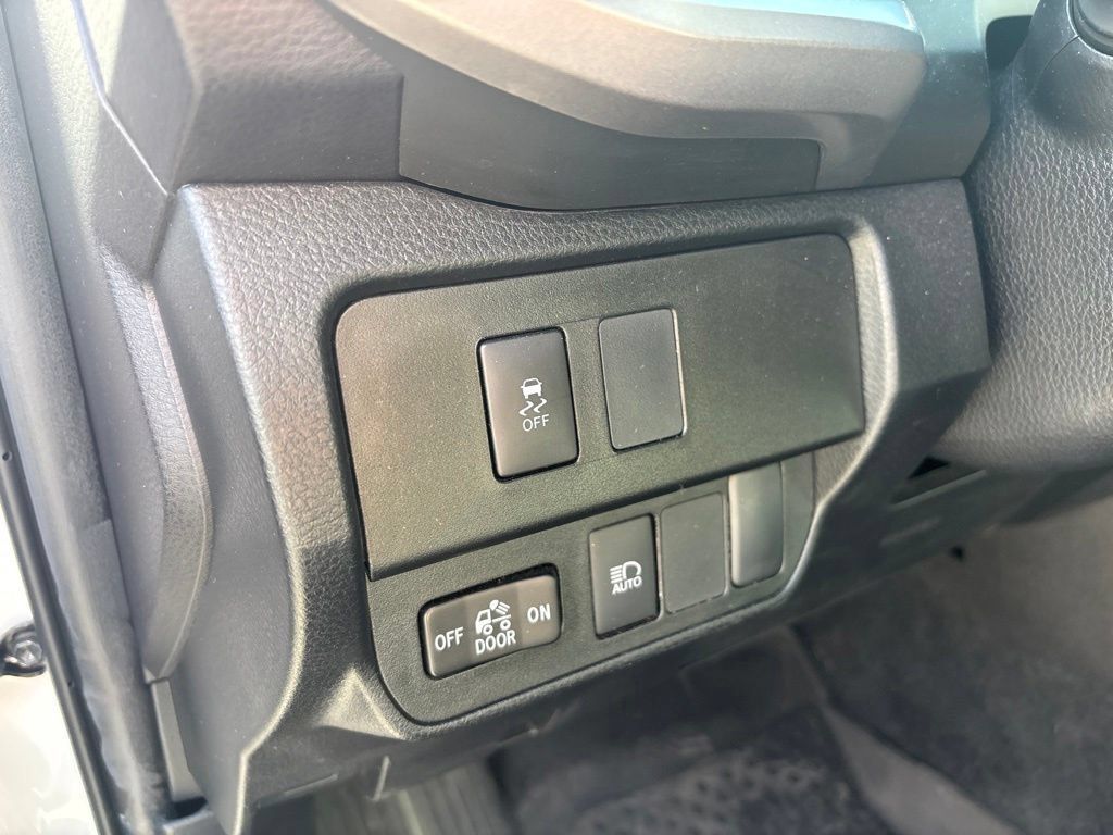 Used 2023 Toyota Tacoma SR5 AWD/4WD image 5