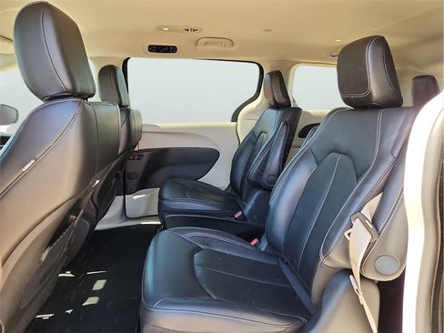 Used 2024 Chrysler Pacifica Select image 18