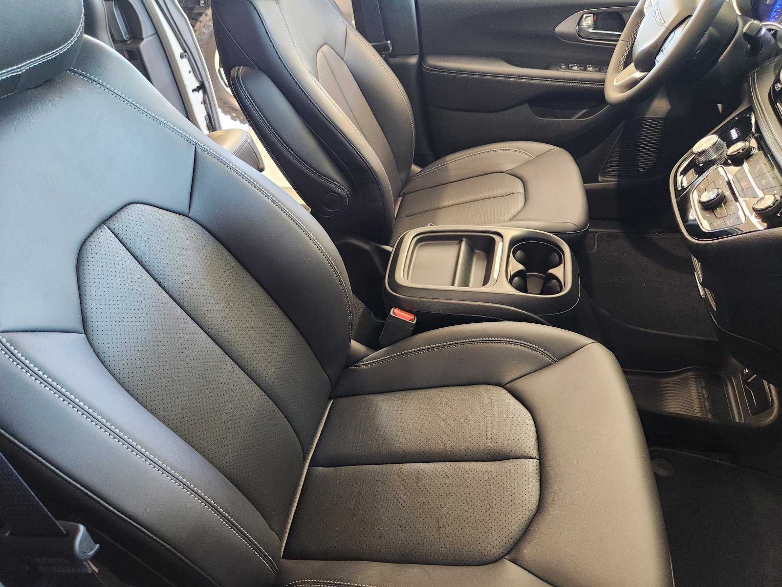New 2027 Chrysler Pacifica Select FWD image 19
