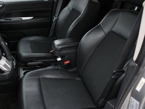 Used 2016 Jeep Compass Latitude image 3