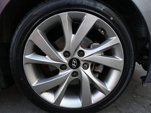 Used 2017 Hyundai Veloster image 11