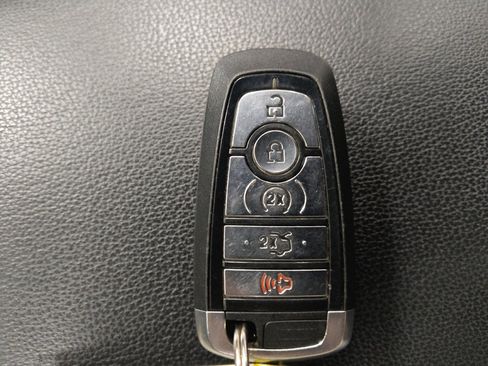 Used 2018 Ford Explorer XLT w/ Equipment Group 202A AWD/4WD image 32