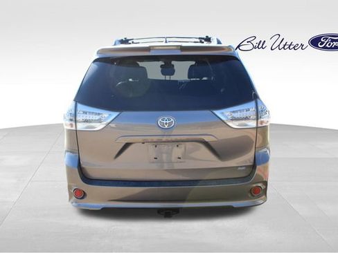Used 2019 Toyota Sienna SE image 6