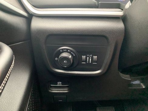 Used 2023 Jeep Grand Cherokee Limited image 20