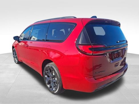 New 2026 Chrysler Pacifica Limited w/ S Appearance Package AWD/4WD image 5
