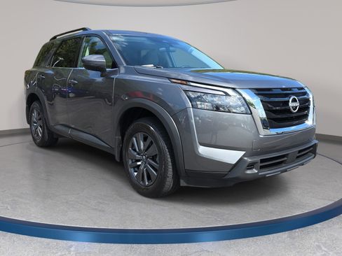 Used 2024 Nissan Pathfinder SV w/ SV Premium Package FWD image 3