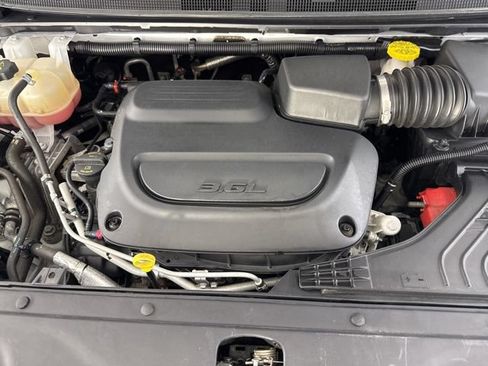 Used 2023 Chrysler Pacifica Touring-L FWD image 20