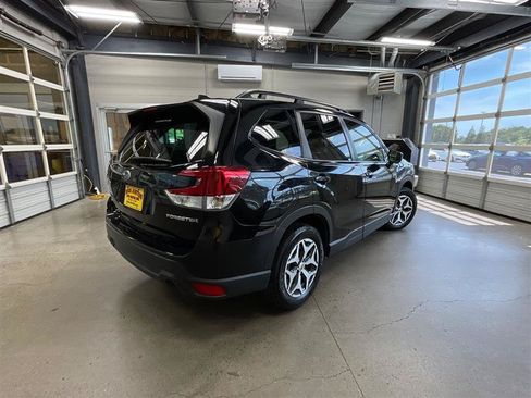 Used 2023 Subaru Forester Premium AWD/4WD image 5