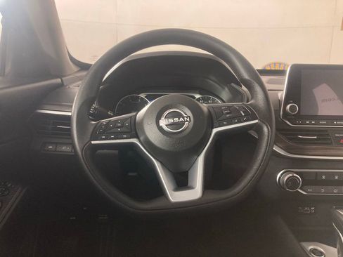 Used 2025 Nissan Altima 2.5 SV FWD image 8