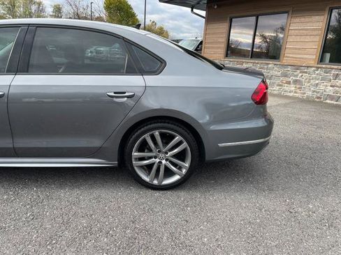 Used 2018 Volkswagen Passat 2.0T R-Line image 4