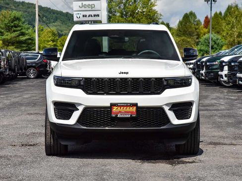 Used 2023 Jeep Grand Cherokee Altitude AWD/4WD image 8