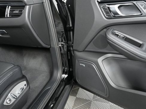 Certified 2025 Porsche Macan AWD image 22