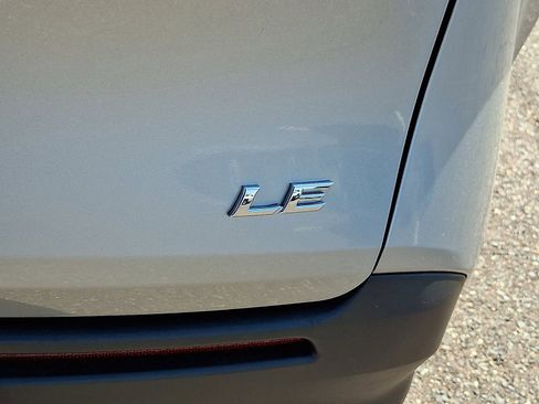 Used 2025 Toyota Sienna LE FWD image 30
