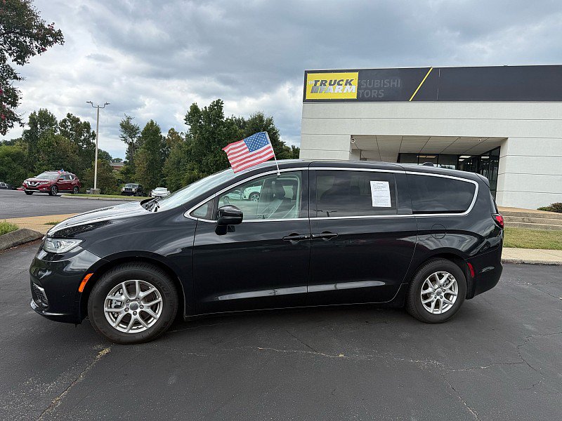 Used 2023 Chrysler Pacifica Touring-L FWD image 2