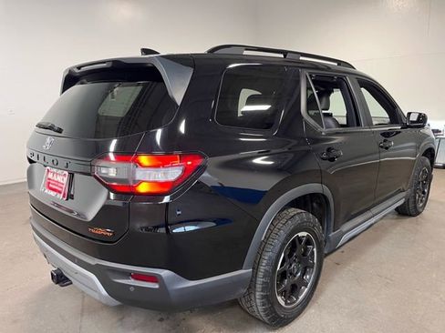 Used 2025 Honda Pilot TrailSport image 4