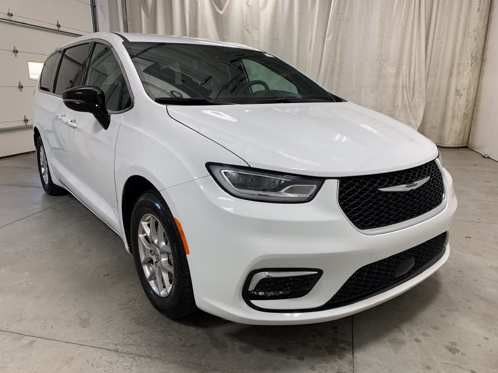Used 2025 Chrysler Pacifica Select FWD image 13