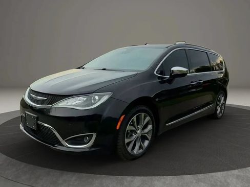 Used 2020 Chrysler Pacifica Limited w/ Tire & Wheel Group FWD image 3
