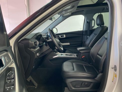 Used 2022 Ford Explorer XLT w/ Equipment Group 202A AWD/4WD image 24