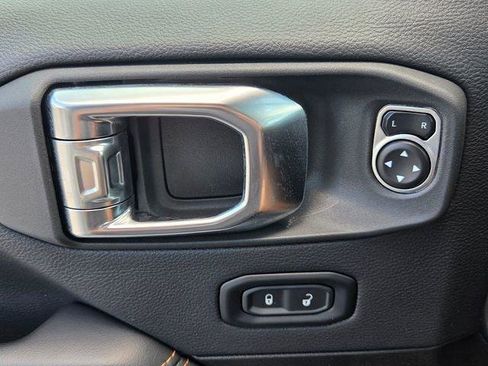 Used 2025 Jeep Wrangler Sahara image 17