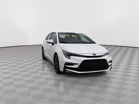 Used 2025 Toyota Corolla SE image 2