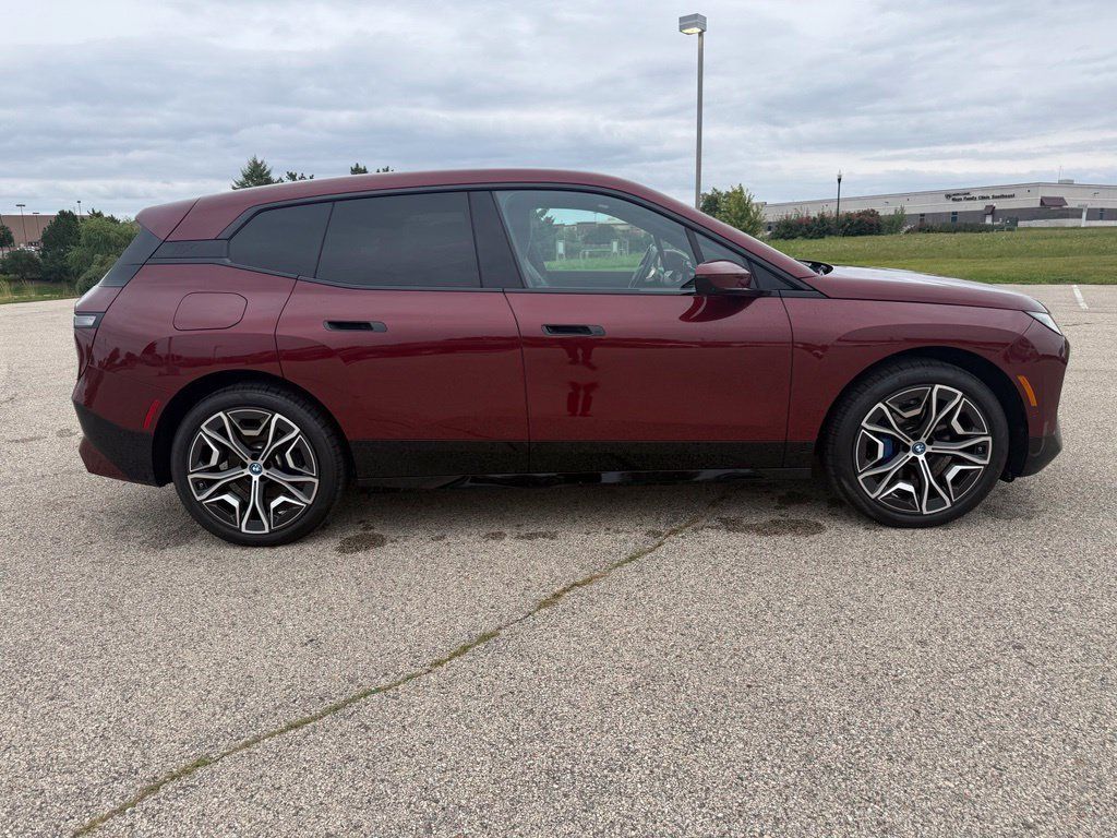 Used 2024 BMW iX xDrive50 w/ Sport Package AWD/4WD image 7