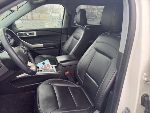 Used 2022 Ford Explorer XLT w/ Equipment Group 202A image 9
