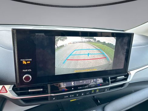 Used 2025 Toyota Sienna XLE FWD image 24