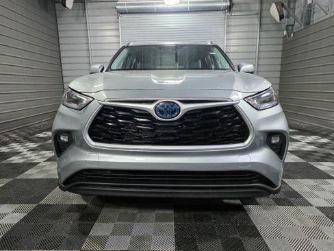 Used 2021 Toyota Highlander XLE AWD/4WD image 3