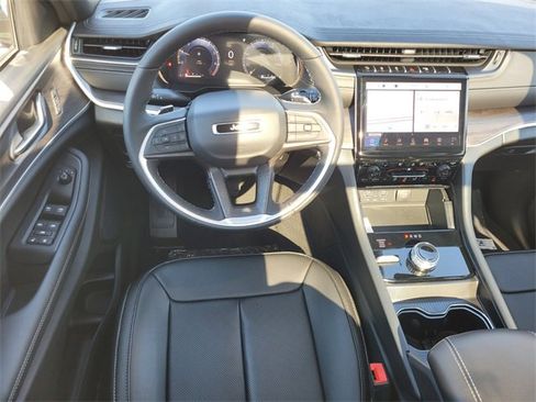 New 2025 Jeep Grand Cherokee Limited w/ Luxury Tech Group II image 8