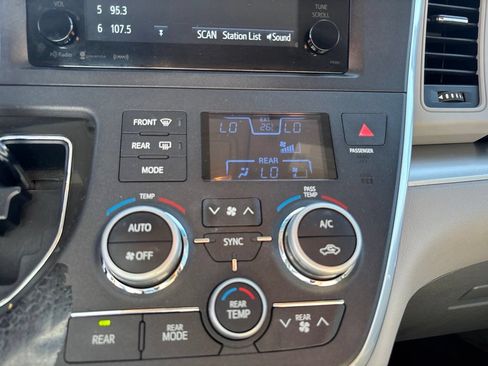 Used 2017 Toyota Sienna LE FWD image 28