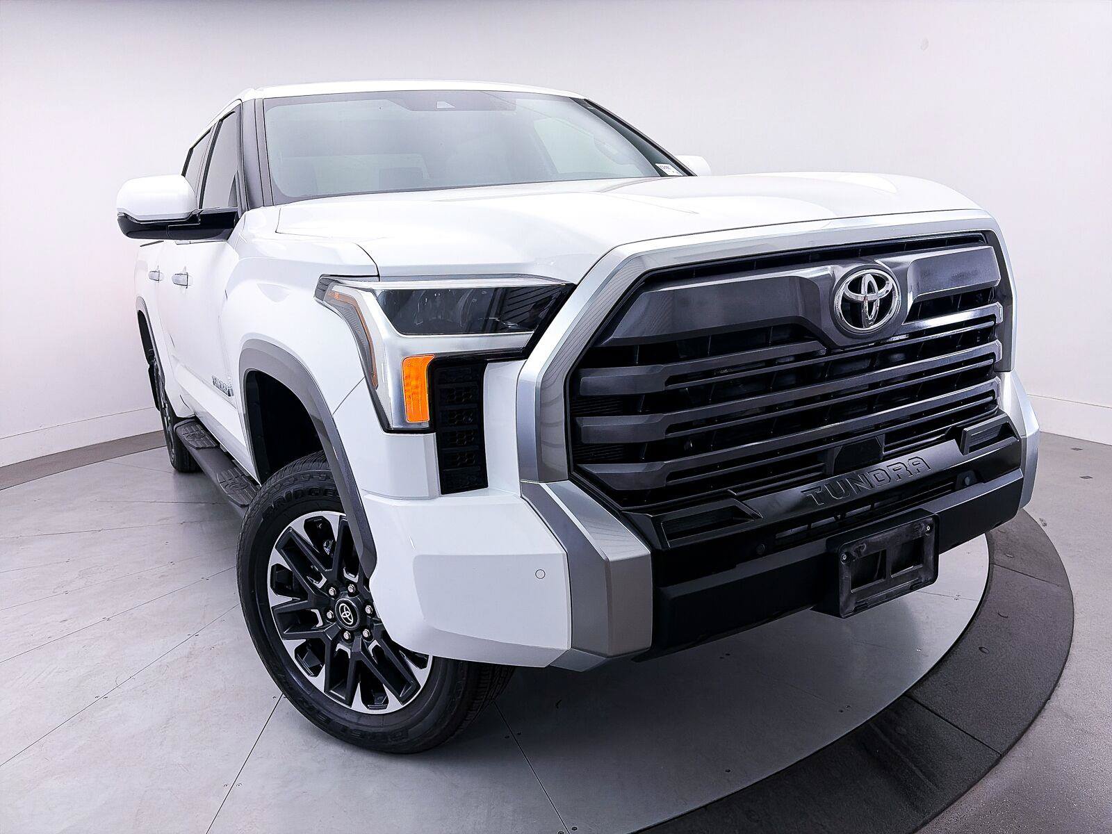 Used 2025 Toyota Tundra Limited w/ Power Package AWD/4WD image 9