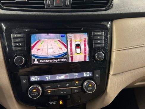 Used 2019 Nissan Rogue SV w/ Premium Package image 17