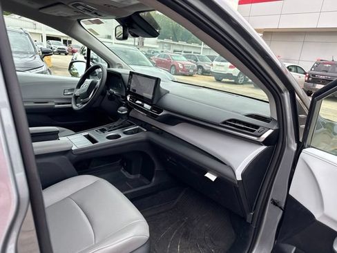 Used 2026 Toyota Sienna XLE FWD image 14