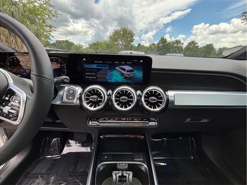 Used 2023 Mercedes-Benz GLB 250 4MATIC image 11